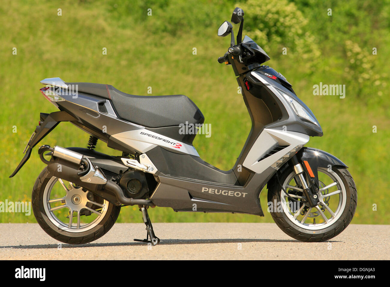 Peugeot scooter immagini e fotografie stock ad alta risoluzione - Alamy