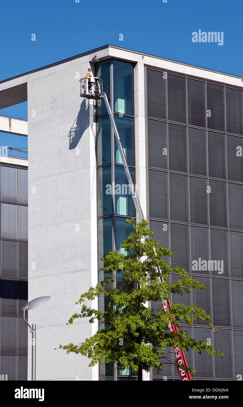 Workman lavorando sulla facciata di un complesso di uffici in il Regierungsviertel distretto governativo di Berlino Foto Stock