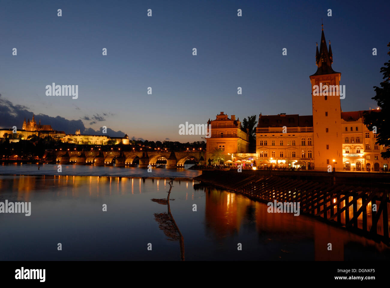 Sulle rive del fiume Moldava, Praga, Repubblica Ceca, Europa Foto Stock