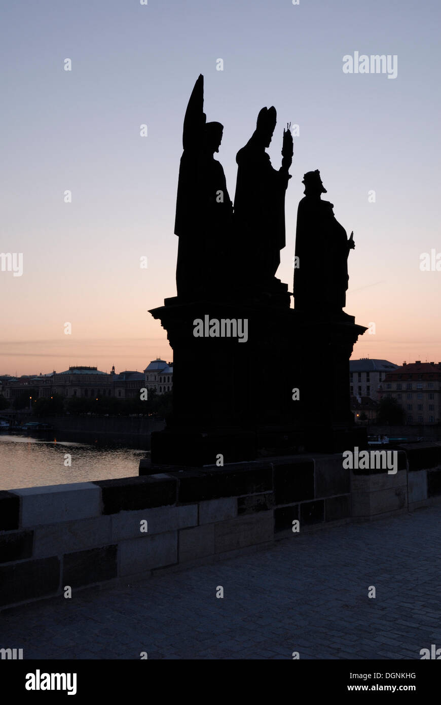 Sul ponte Carlo all'alba, centro storico, Patrimonio Mondiale dell Unesco, Praga, Repubblica Ceca, Europa Foto Stock