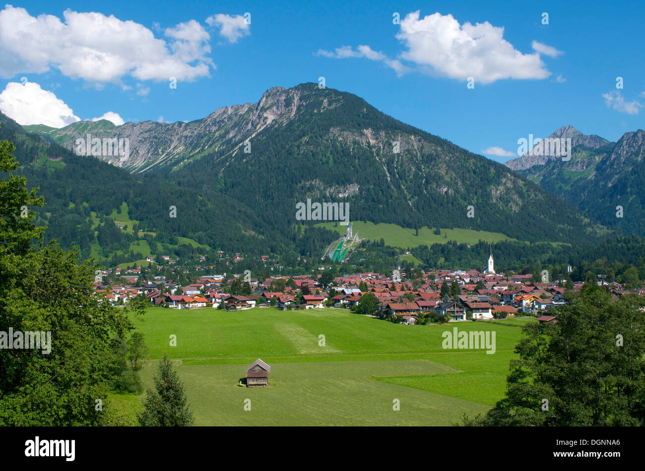 Vista di Oberstdorf e l'Allgaeu Hauptkamm ridge, Allgaeu, Bavaria Foto Stock