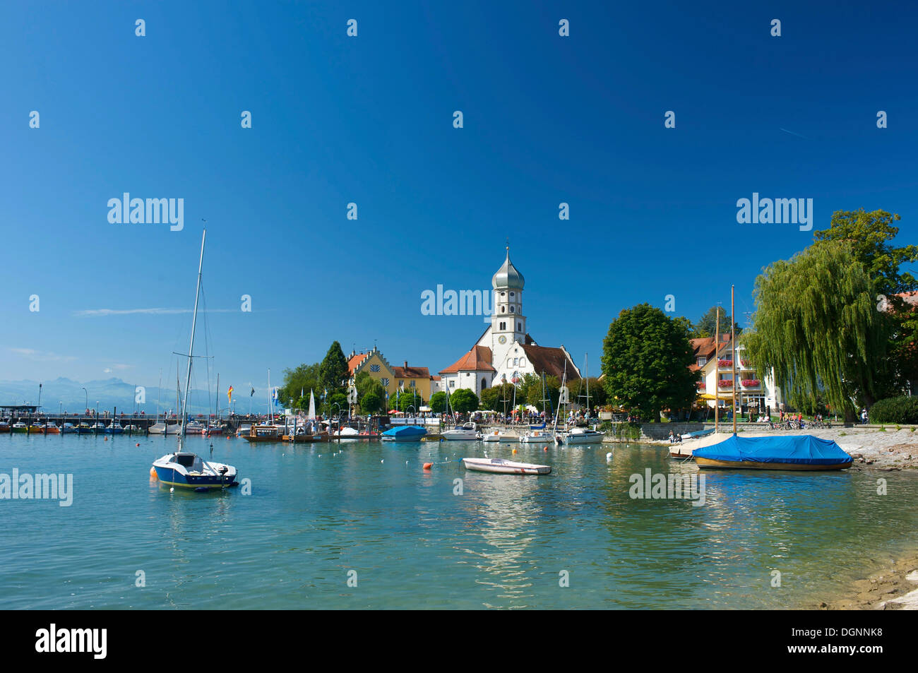 Chiesa parrocchiale e Schloss Wasserburg castello in Wasserburg am Bodensee, Lago di Costanza, Baden-Wuerttemberg Foto Stock