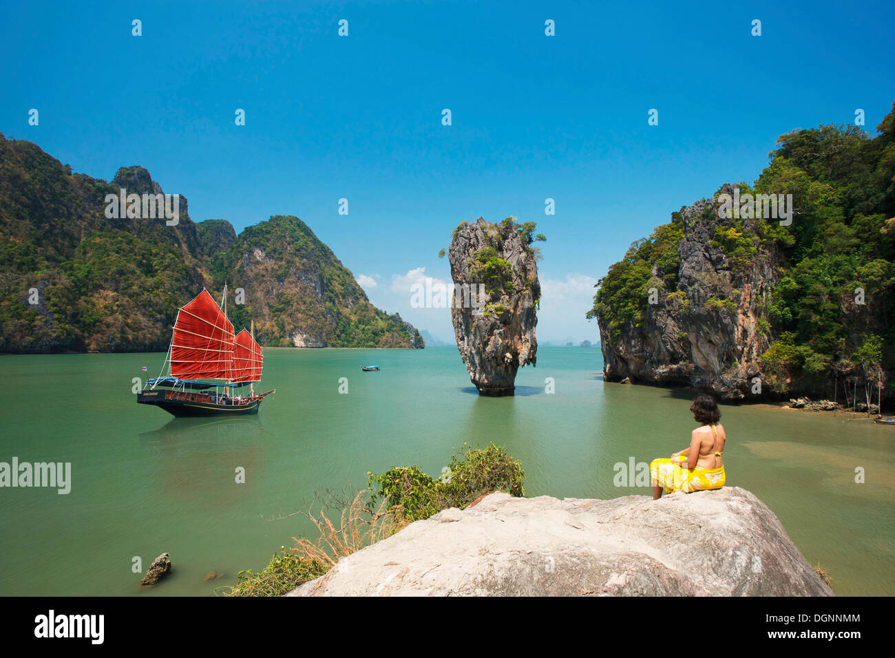 Junk nella Baia di Phang Nga, Isola di James Bond, Phuket, Thailandia, Asia Foto Stock