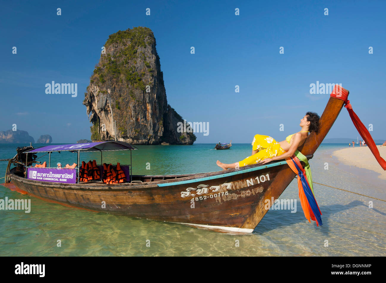 Donna su un longtail boat al Porto di Laem Phra Nang Beach, Krabi, Thailandia, Asia Foto Stock