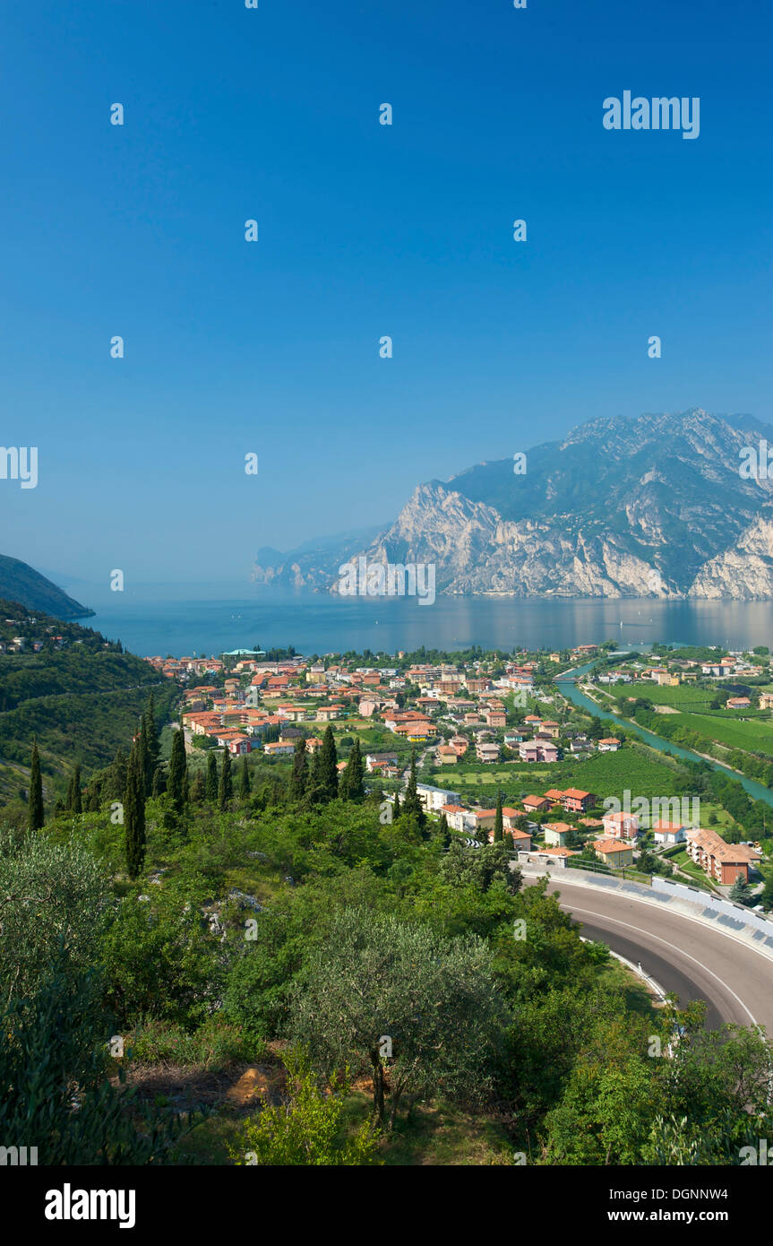 Vista di Torbole sul lago di Garda, provincia di Trento, Trentino, Italia, Europa Foto Stock
