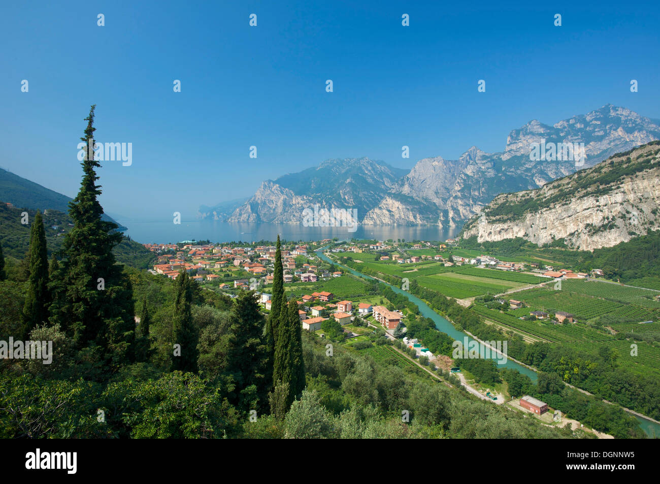 Vista di Torbole sul lago di Garda, provincia di Trento, Trentino, Italia, Europa Foto Stock