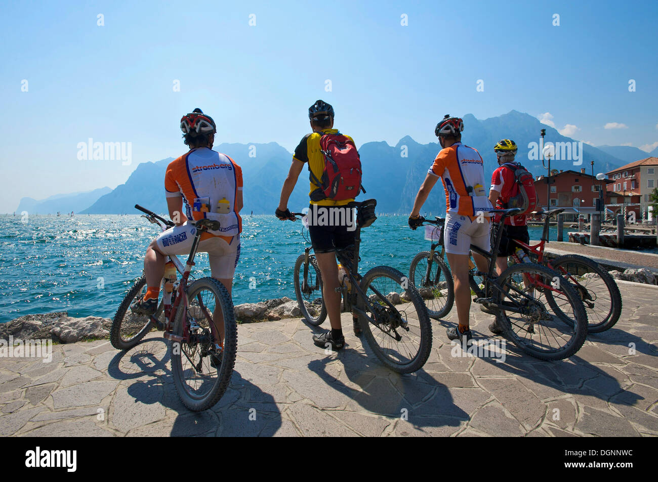 I ciclisti sul lungomare di Torbole sul lago di Garda, Trentino, Italia, Europa Foto Stock