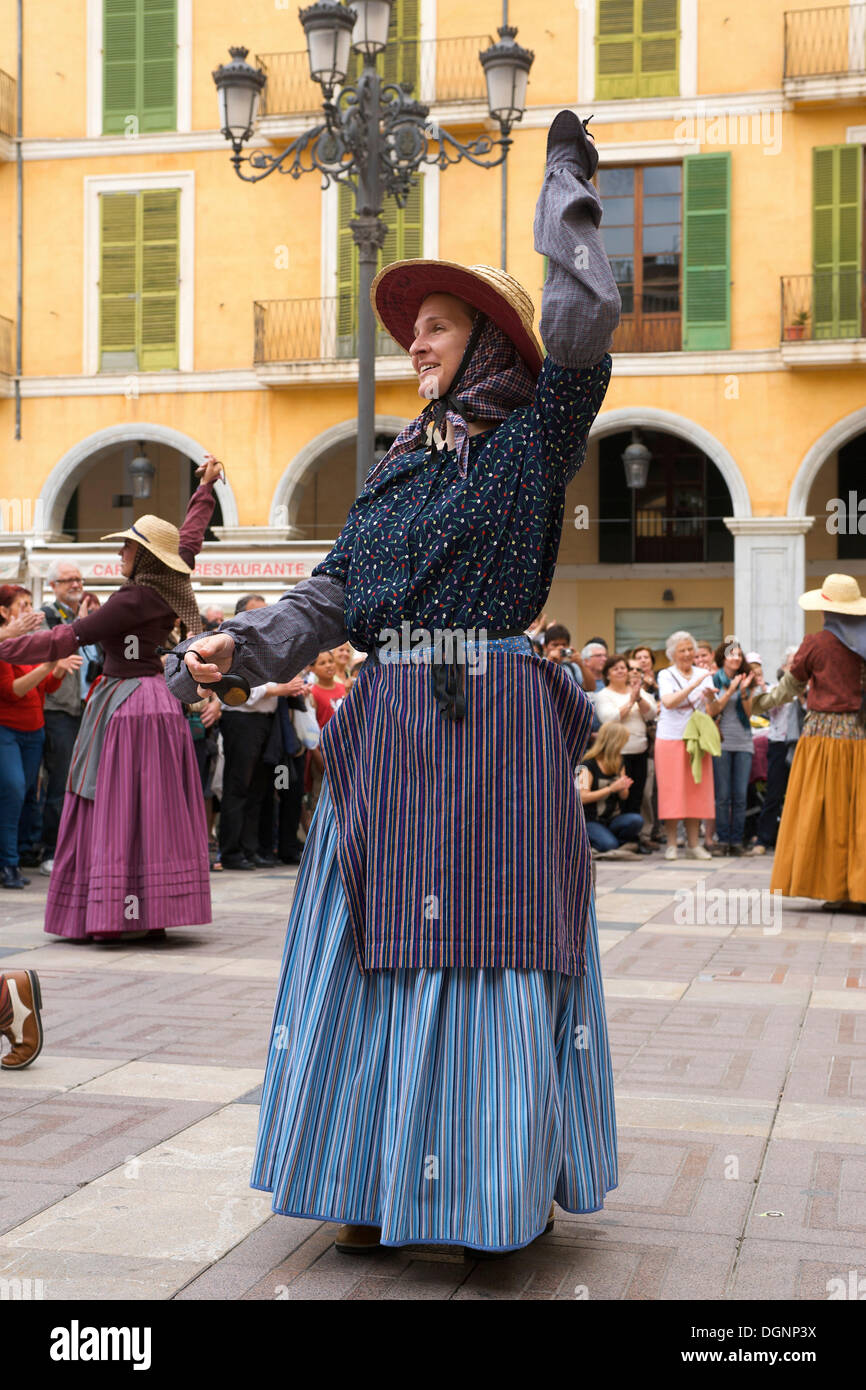 Mallorca traditional dance immagini e fotografie stock ad alta risoluzione  - Alamy