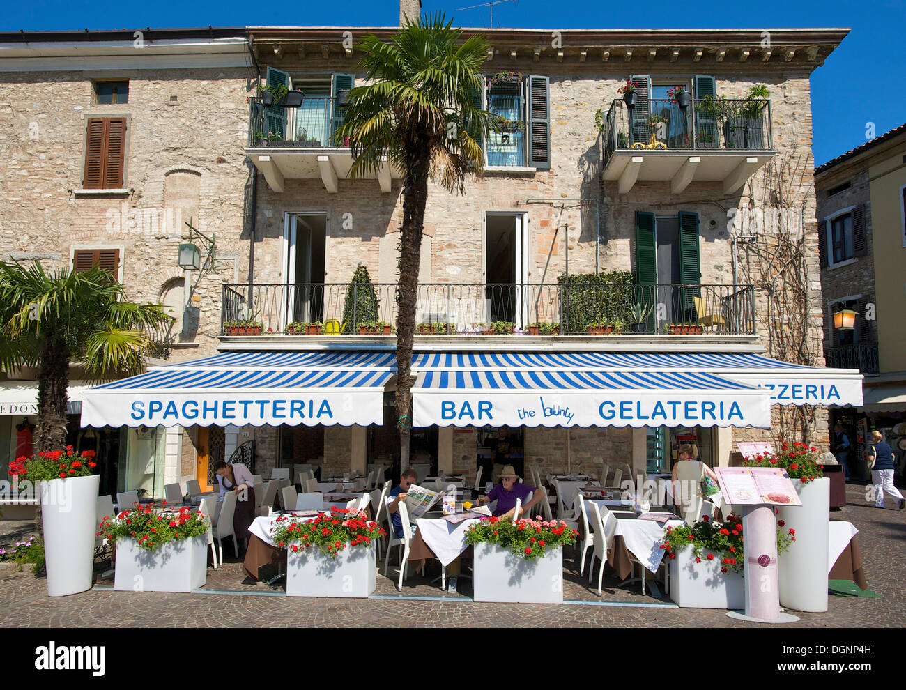 Street café a Sirmione sul Lago di Garda, Italia, Europa Foto Stock