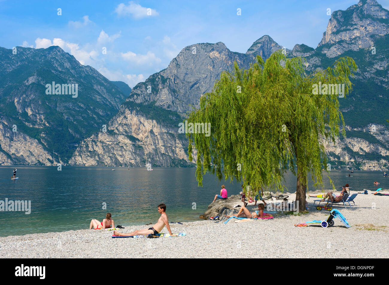 Spiaggia a Torbole sul lago di Garda, Italia, Europa Foto Stock