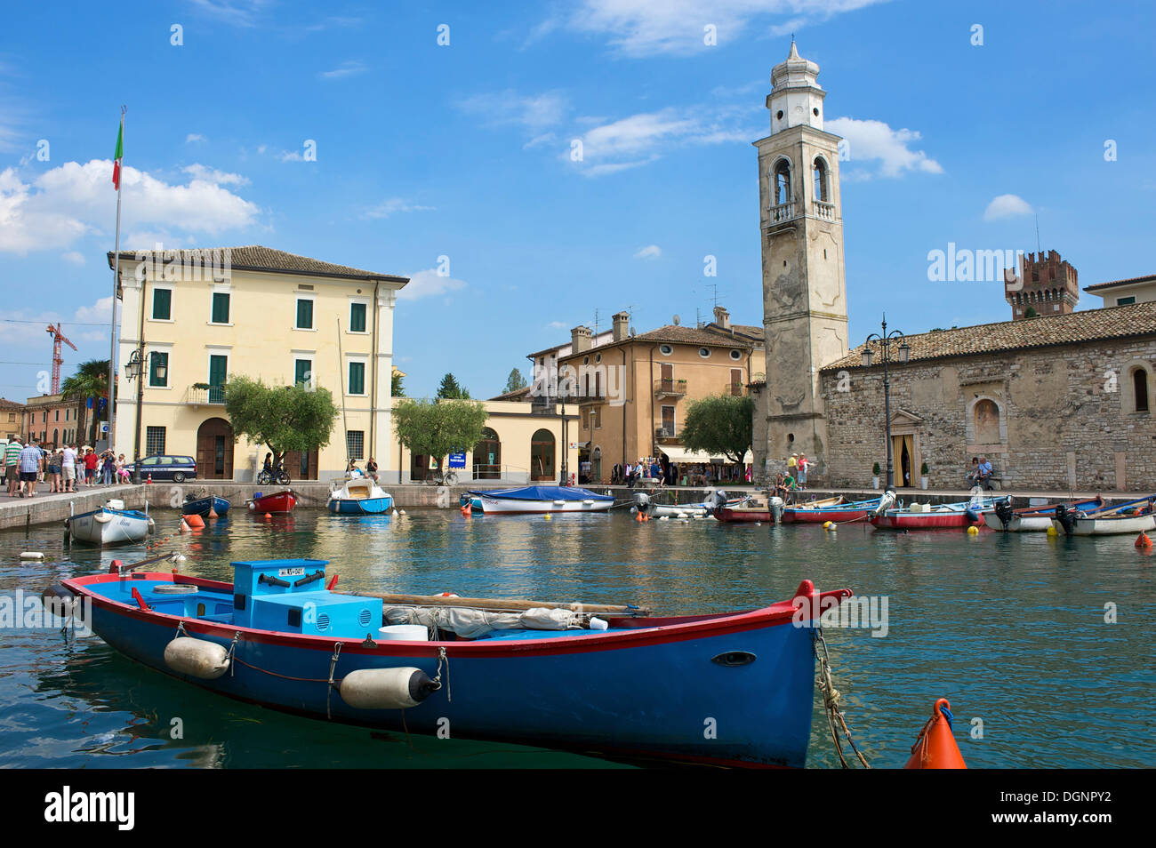 Porto di Lazise sul Lago di Garda, a destra la chiesa di San Nicolò, Lazise, Italia Foto Stock