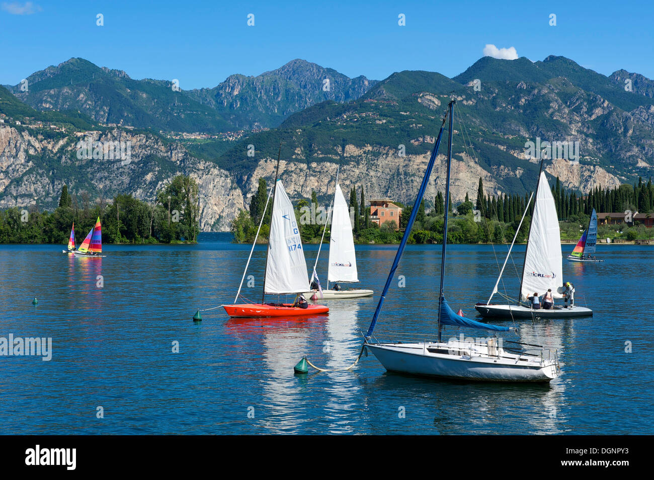 Barche a vela sul Lago di Garda, Malcesine, Italia Foto Stock