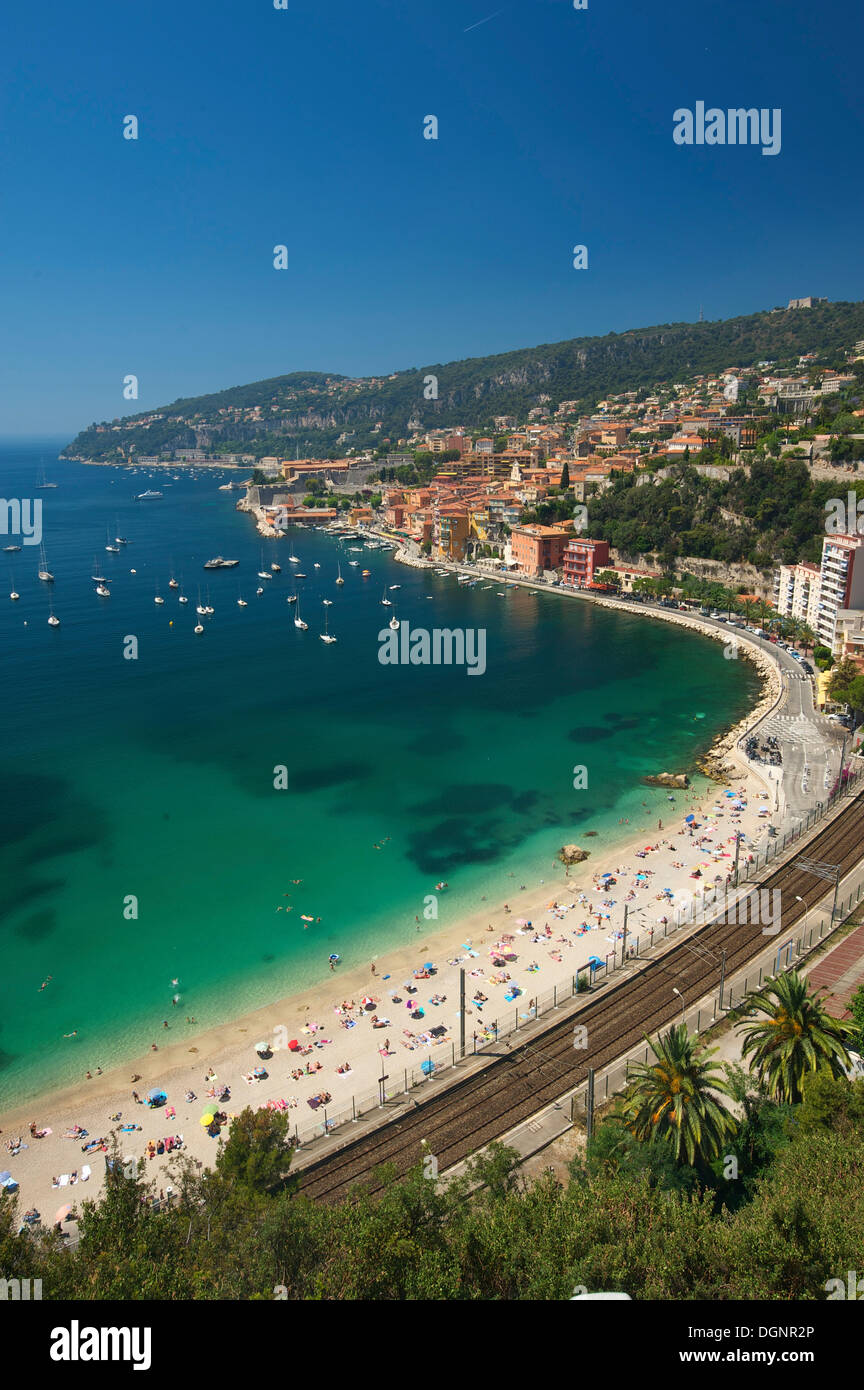 La città con la spiaggia sulla Costa Azzurra, Villefranche-sur-Mer, Riviera Francese, Alpes-Maritimes, Provence-Alpes-Côte d'Azur Foto Stock