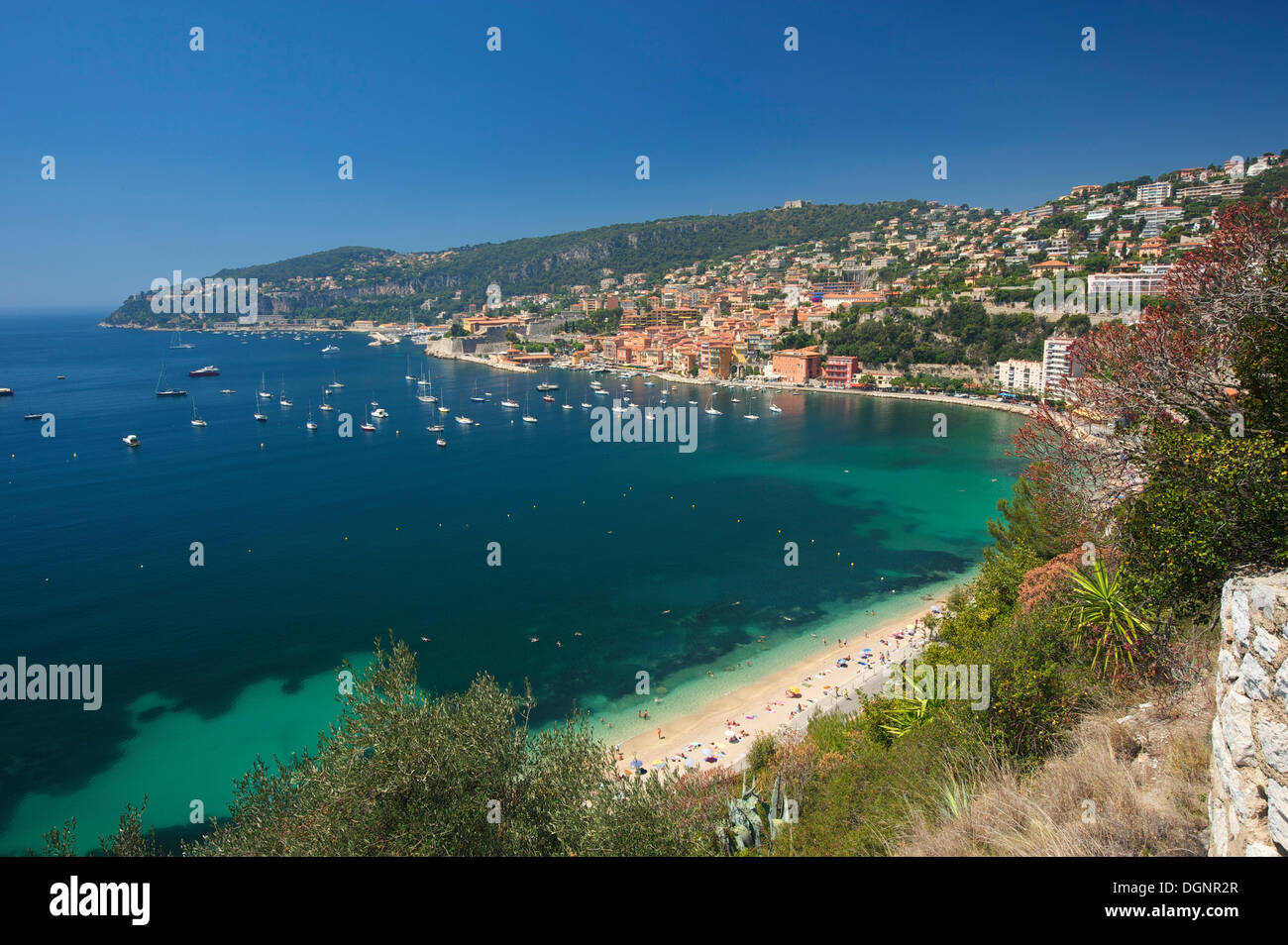 La città con la spiaggia sulla Costa Azzurra, Villefranche-sur-Mer, Riviera Francese, Alpes-Maritimes, Provence-Alpes-Côte d'Azur Foto Stock