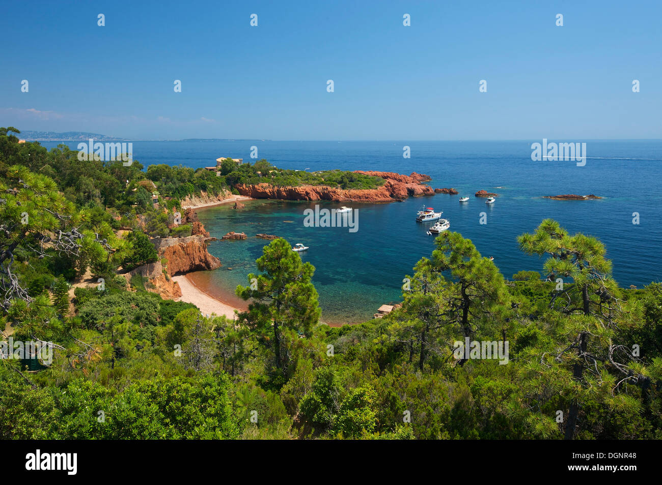 La baia di Calanque con barche a Cap Roux in montagne Esterel, Anthéor, Saint-Raphaël, Riviera Francese, Var Foto Stock