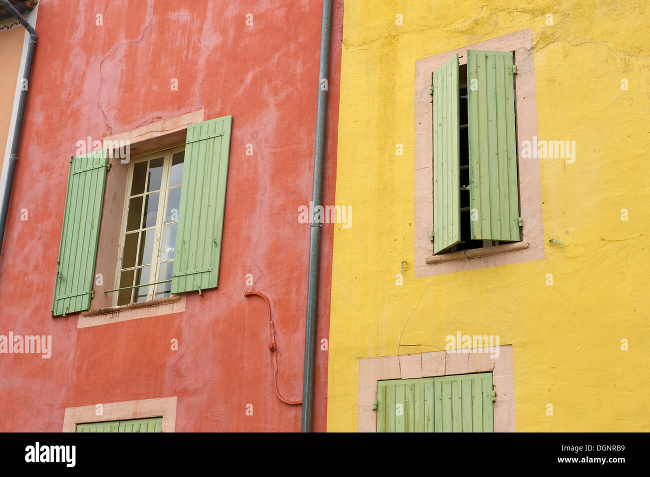 Facciate colorate, Roussillon Vaucluse Provence, Regione Provence-Alpes-Côte d'Azur, in Francia Foto Stock
