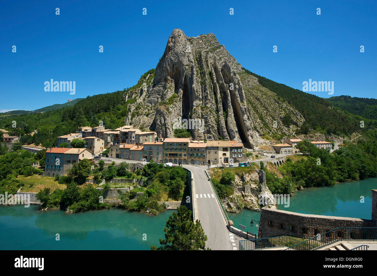 Ponte sul fiume Durance, Sisteron, Provenza, regione Provence-Alpes-Côte d'Azur, in Francia Foto Stock