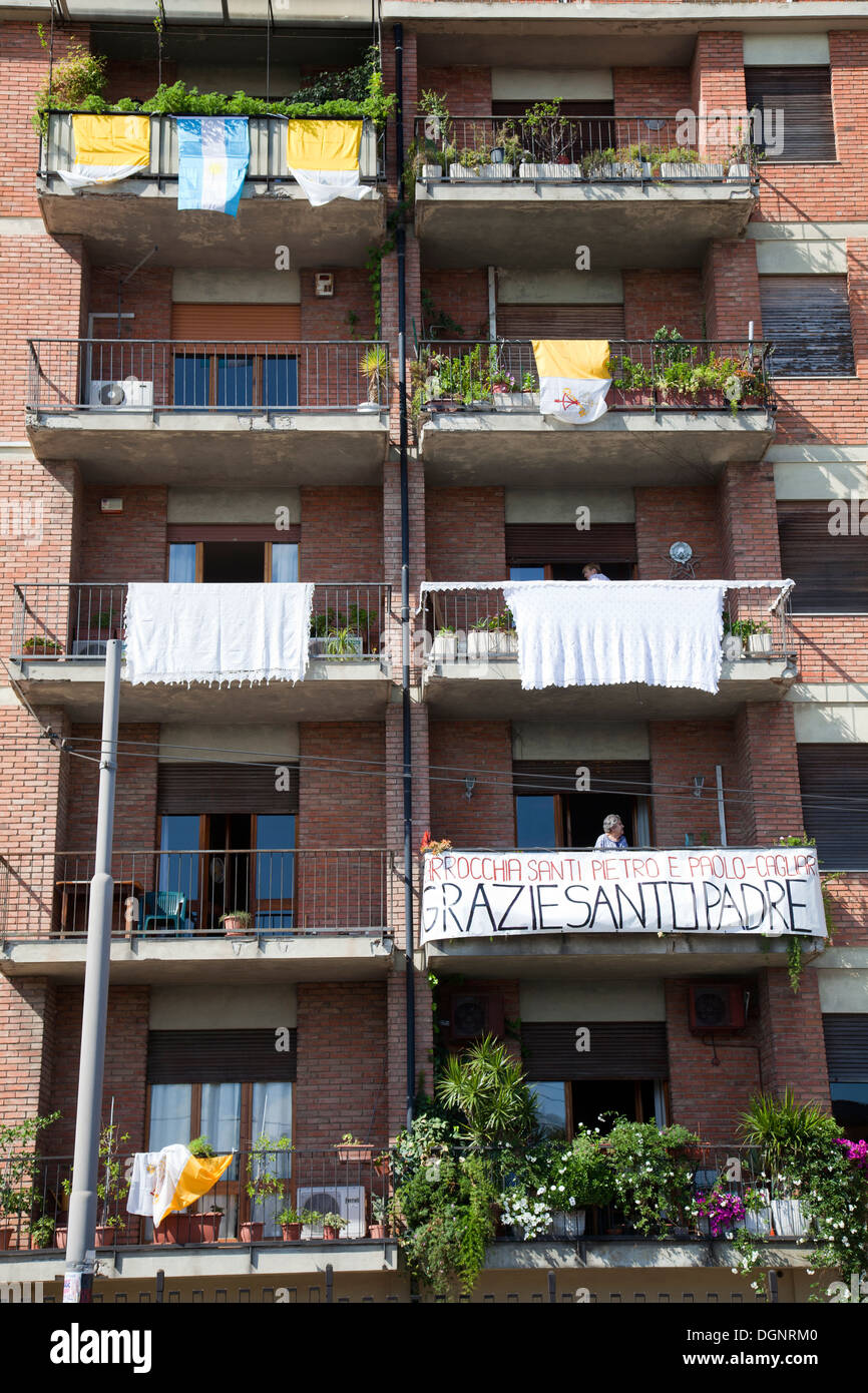 La gente del posto con un panno su balconi per Papa Francesco Benvenuti a Cagliari, Sardegna - 22 Settembre 2013 Foto Stock