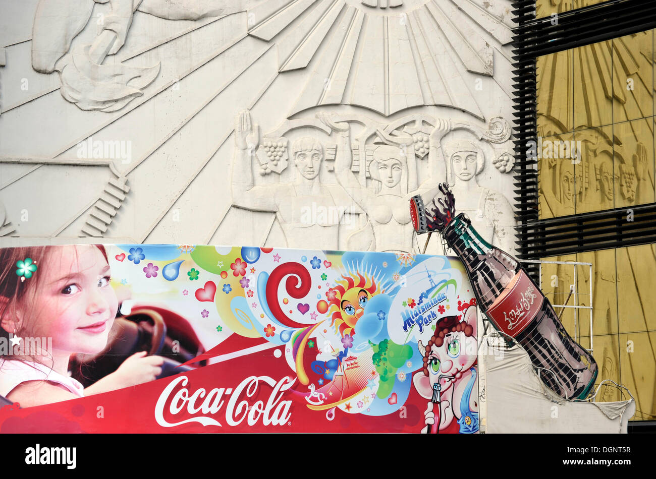 Coca Cola pubblicità, il contrasto tra tradizione e modernità, Tbilisi, Georgia, Asia Occidentale Foto Stock