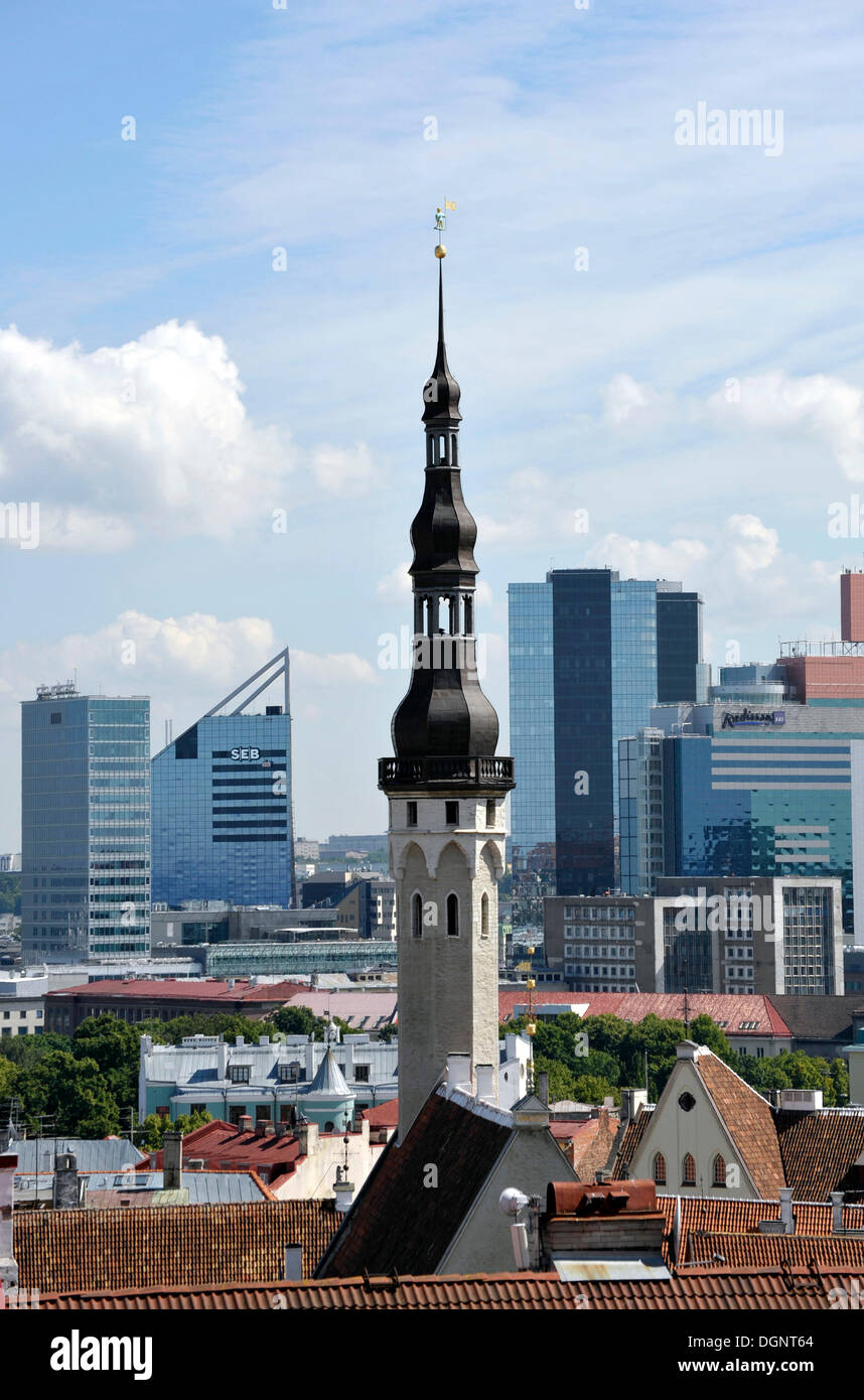 Centro storico, vista dalla collina del castello e della Torre del Municipio, skyline del quartiere finanziario, Tallinn, ex Reval Foto Stock