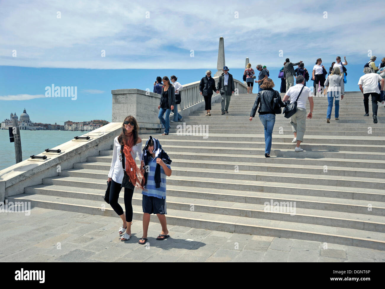 I turisti su un ponte, Ponte di Veneta Marina o di Cadena, il Bacino di San Marco, Venezia, Venezia, Italia e Europa Foto Stock