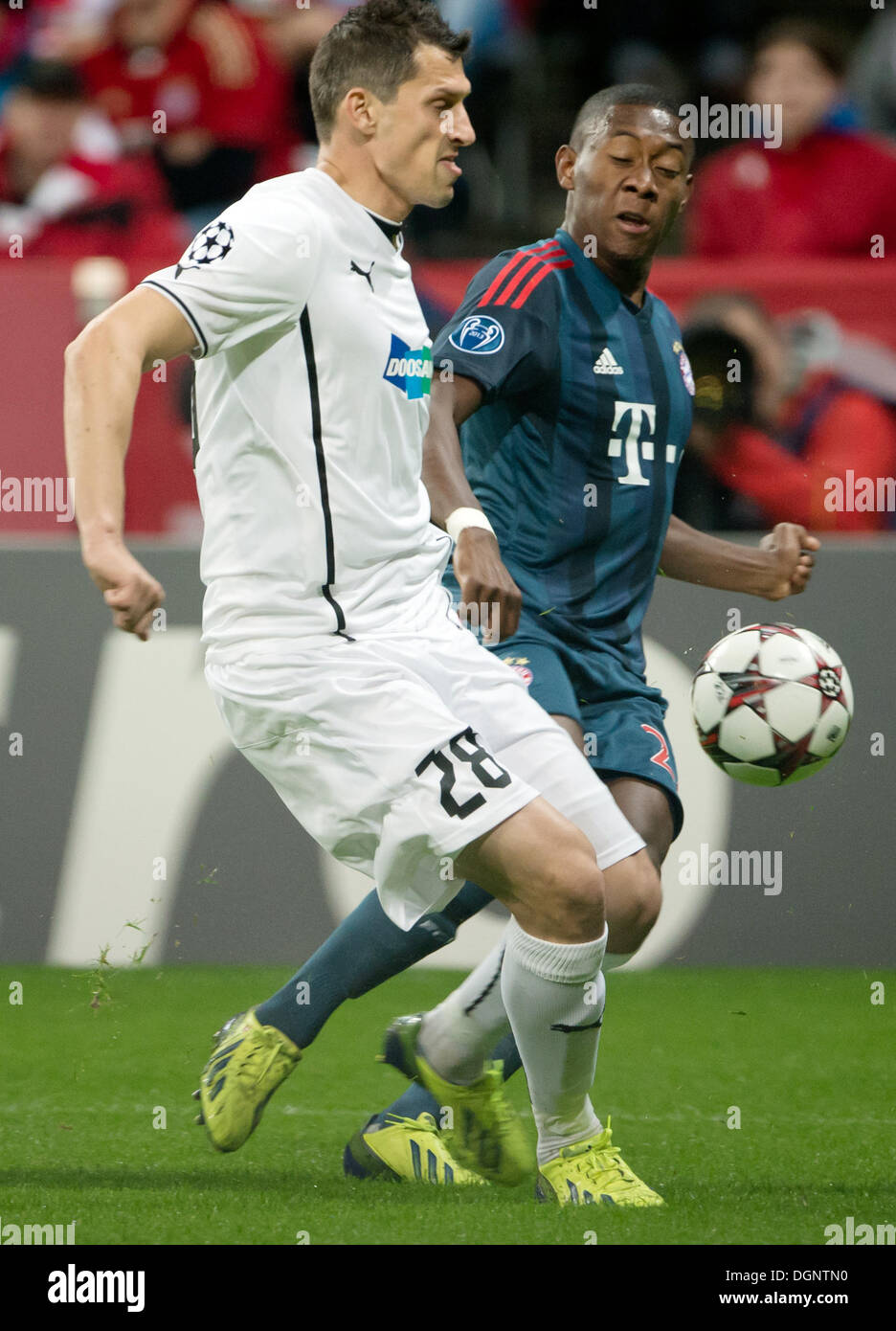 Monaco di Baviera, Germania. 23 Ott, 2013. Monaco di Baviera David Alaba (R) il sistema VIES per la palla con Pilsen Mariani Cisovsky durante la Champions League gruppo D match tra Bayern Monaco e Viktoria Pilsen a stadio Allianz Arena di Monaco di Baviera, Germania, il 23 ottobre 2013. Foto: ANDREAS GEBERT/dpa/Alamy Live News Foto Stock