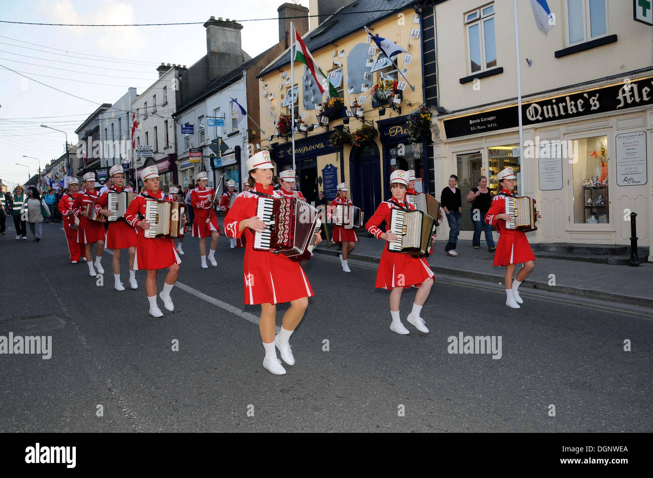 Marching Band, processione al Fleadh Cheoil na hÉireann, Festival di Musica in Irlanda, Tullamore, nella contea di Offaly, Midlands Foto Stock