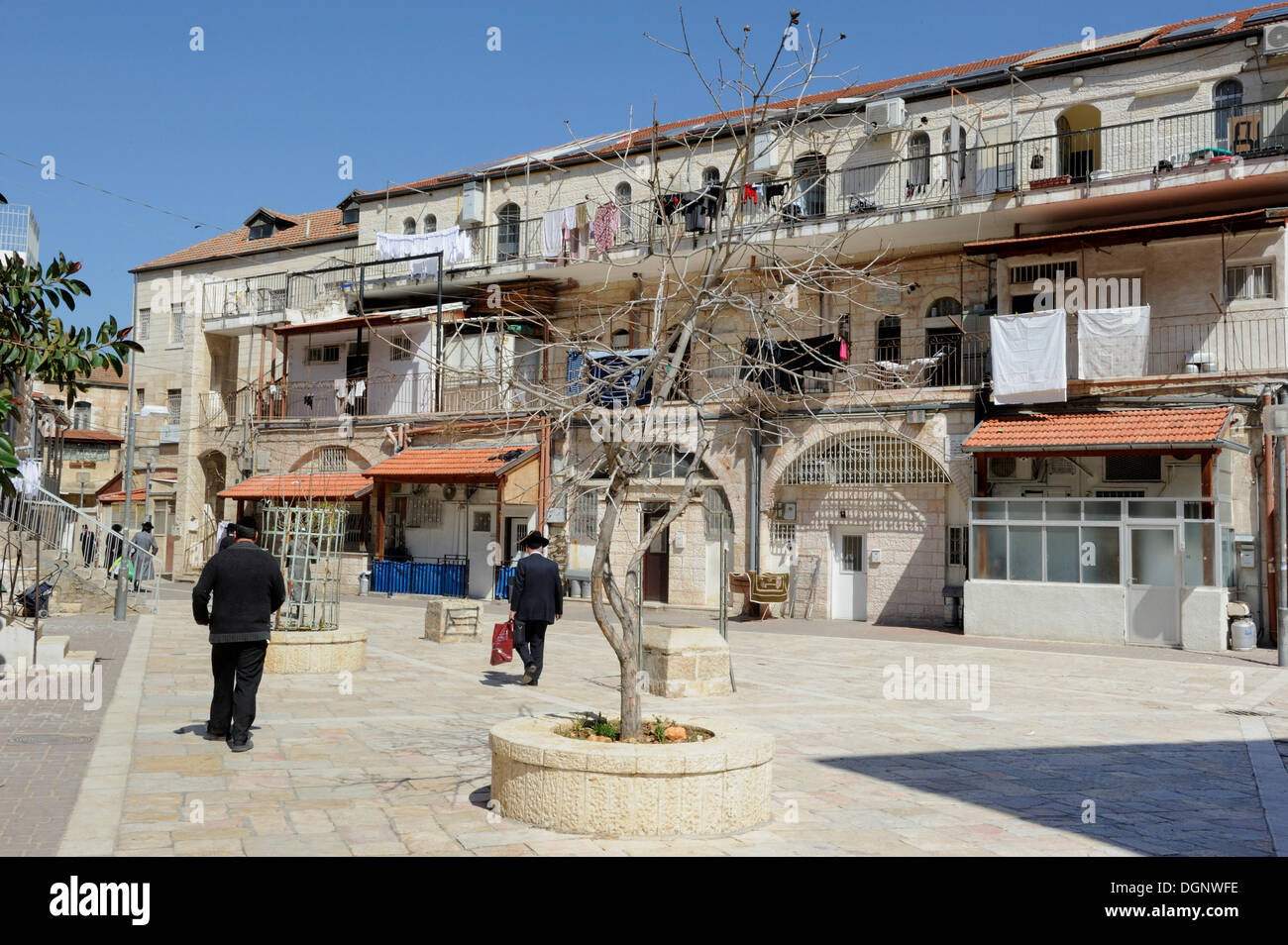 Ben mantenuti del quartiere residenziale con case tipiche e gli ebrei ortodossi nel distretto di Me'a she'arim o Mea Shearim Foto Stock