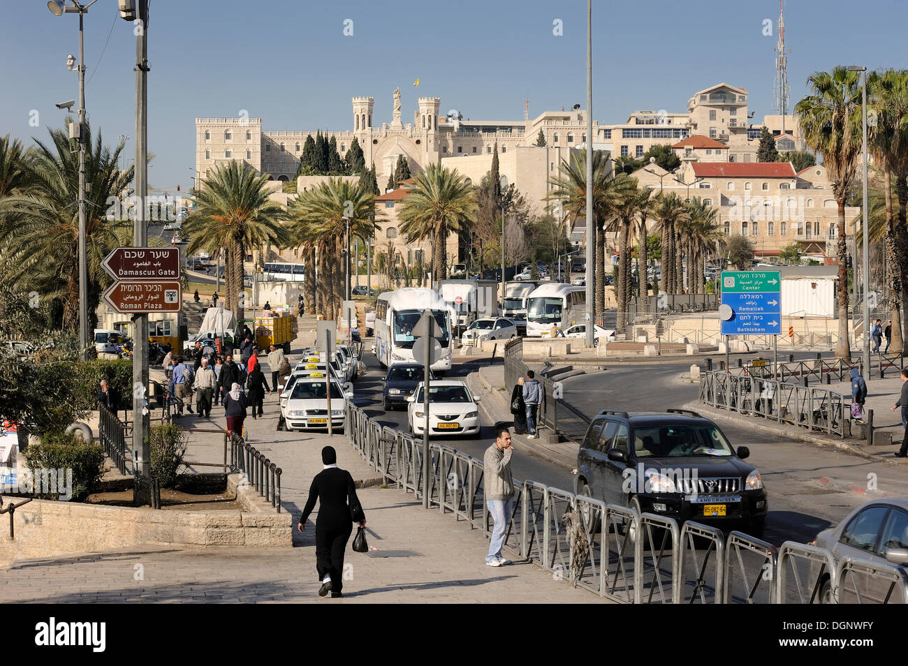 Scena di strada di fronte alla città vecchia e di Notre-dame del centro di Gerusalemme, Gerusalemme, Israele, Medio Oriente Foto Stock