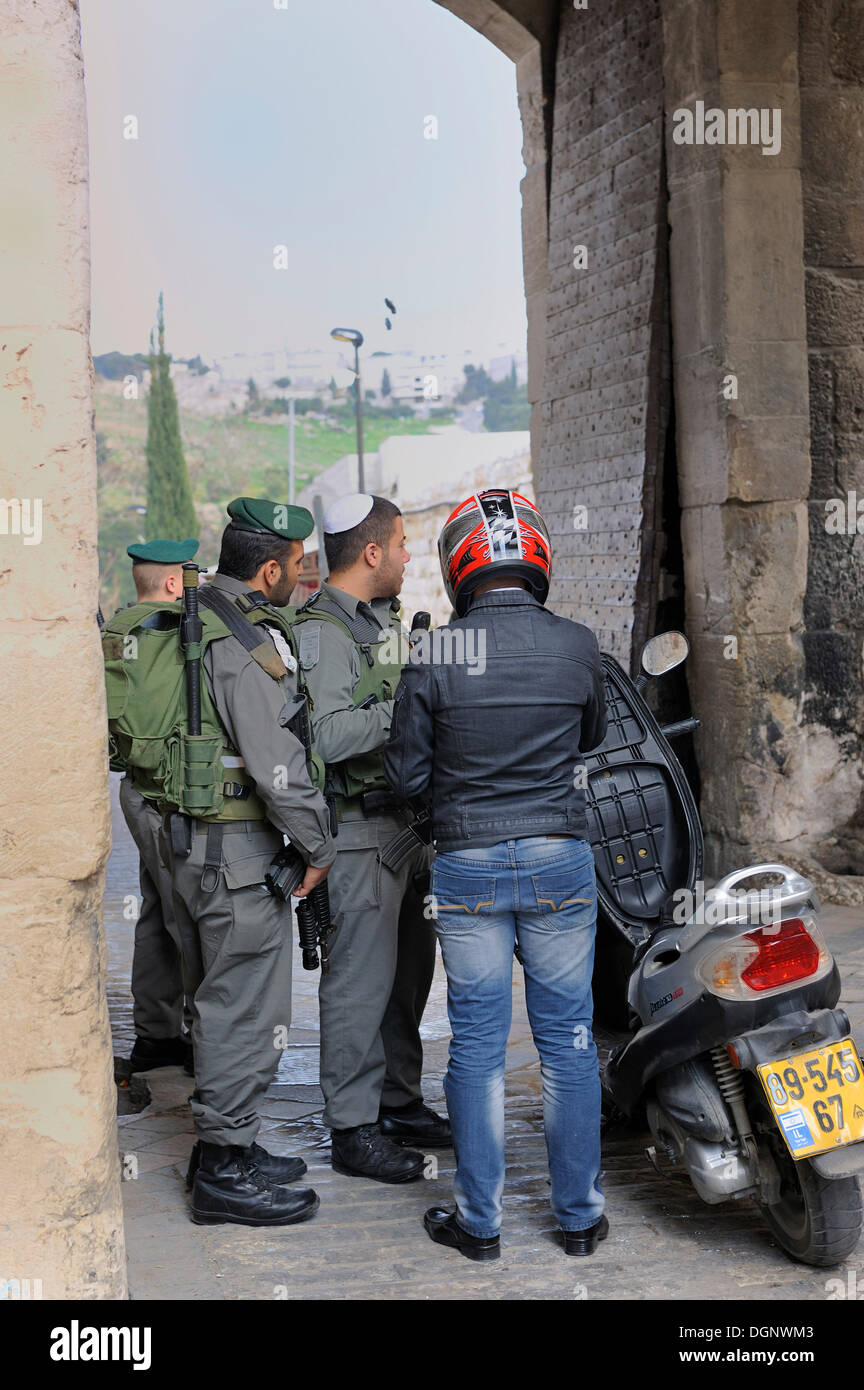 Soldati israeliani la verifica di un motociclista palestinese nel quartiere arabo, a Porta dei Leoni, Gerusalemme, Israele, Asia Foto Stock