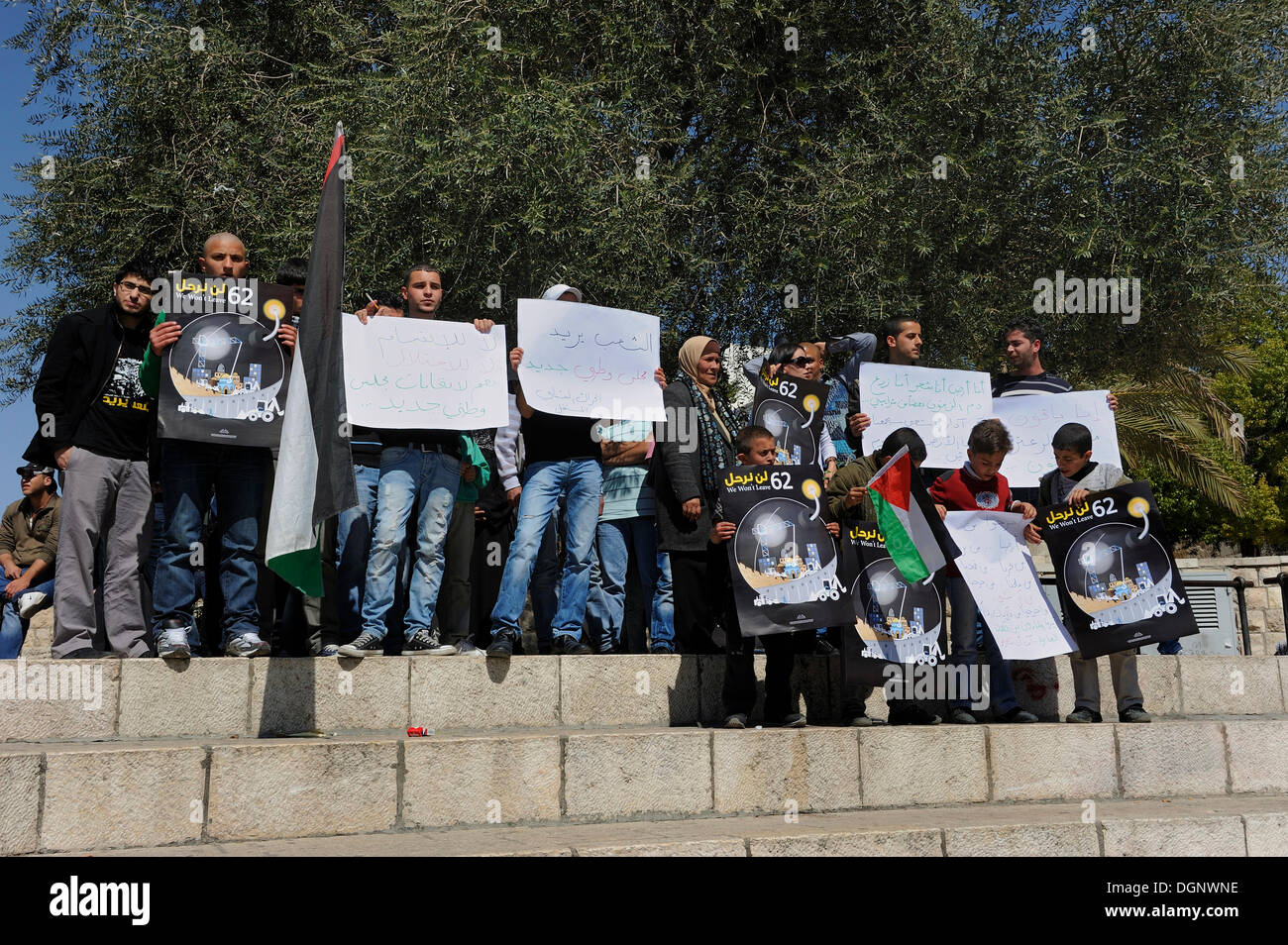Palestinesi dimostrando pacificamente con cartelli e manifesti contro la politica coloniale israeliana alla porta di Damasco Foto Stock
