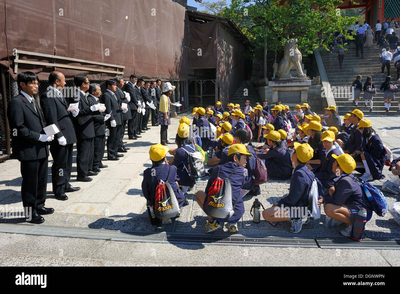 Gli studenti che indossano uniformi di scuola vengono suddivisi in gruppi da un insegnante per la corsa in taxi di fronte al Kiyomizu-dera Foto Stock