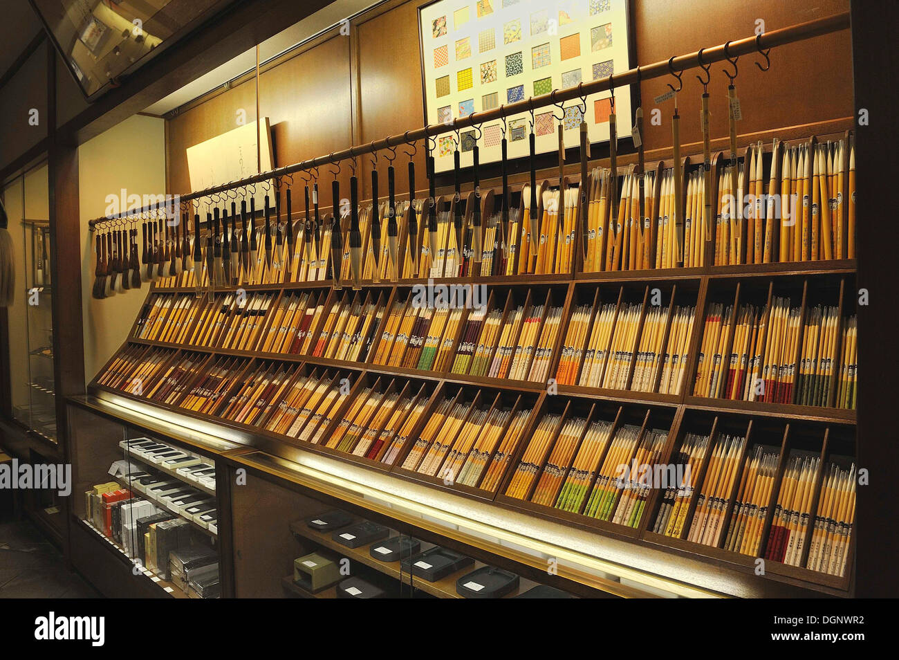 Spazzola tradizionale negozio offre una grande varietà di pennelli, Teramachi-Dori shopping street, Kyoto, Giappone, Asia orientale, Asia Foto Stock