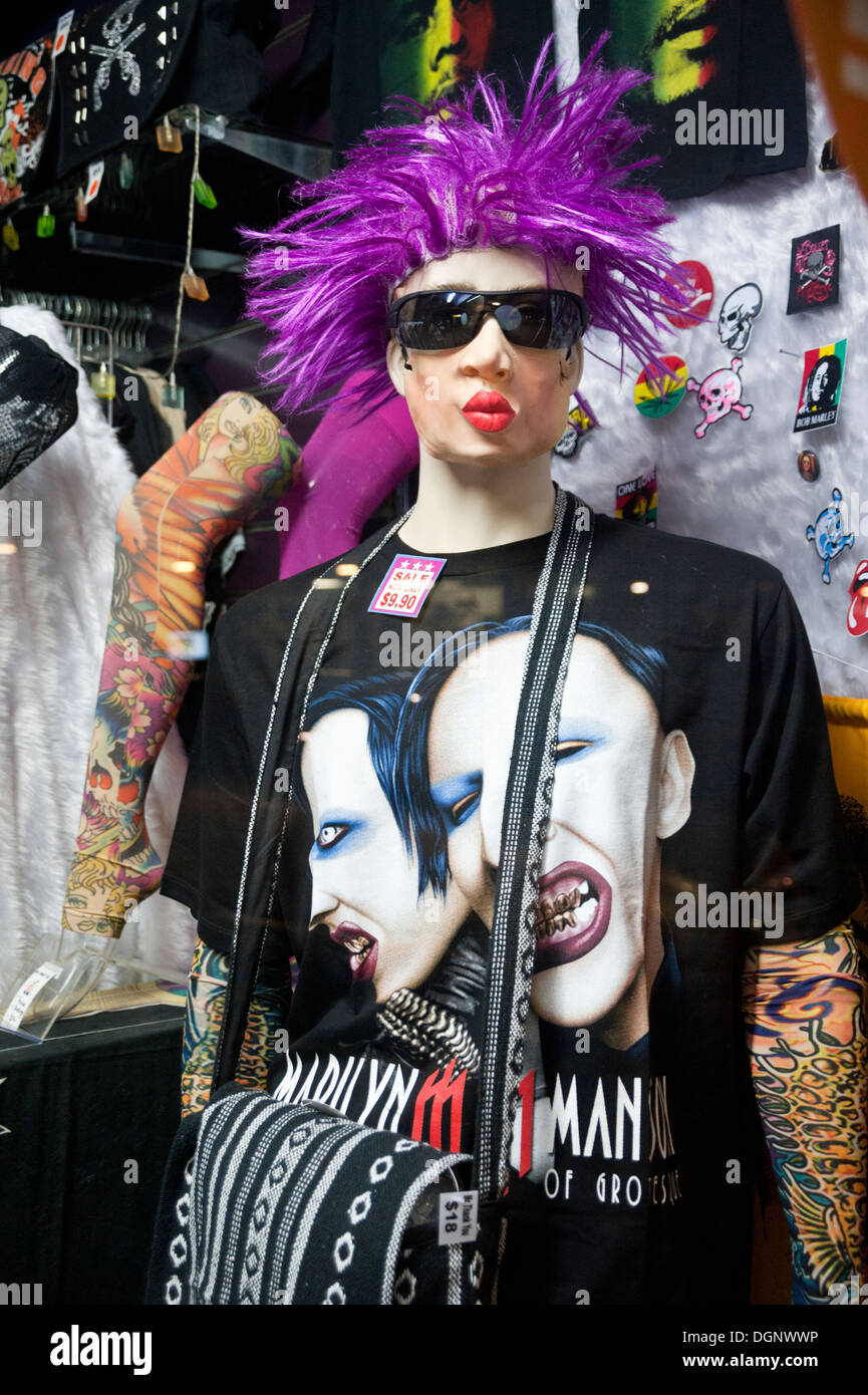 Whakatane, Nuova Zelanda. Moda giovane, compresi Marilyn Manson tee shirt, sul display nella finestra del negozio. Foto Stock