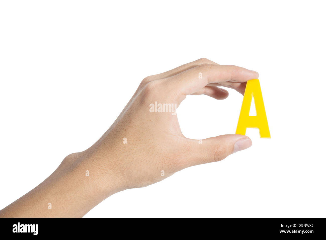 Mani tenendo le lettere A, isolati su sfondo bianco Foto Stock