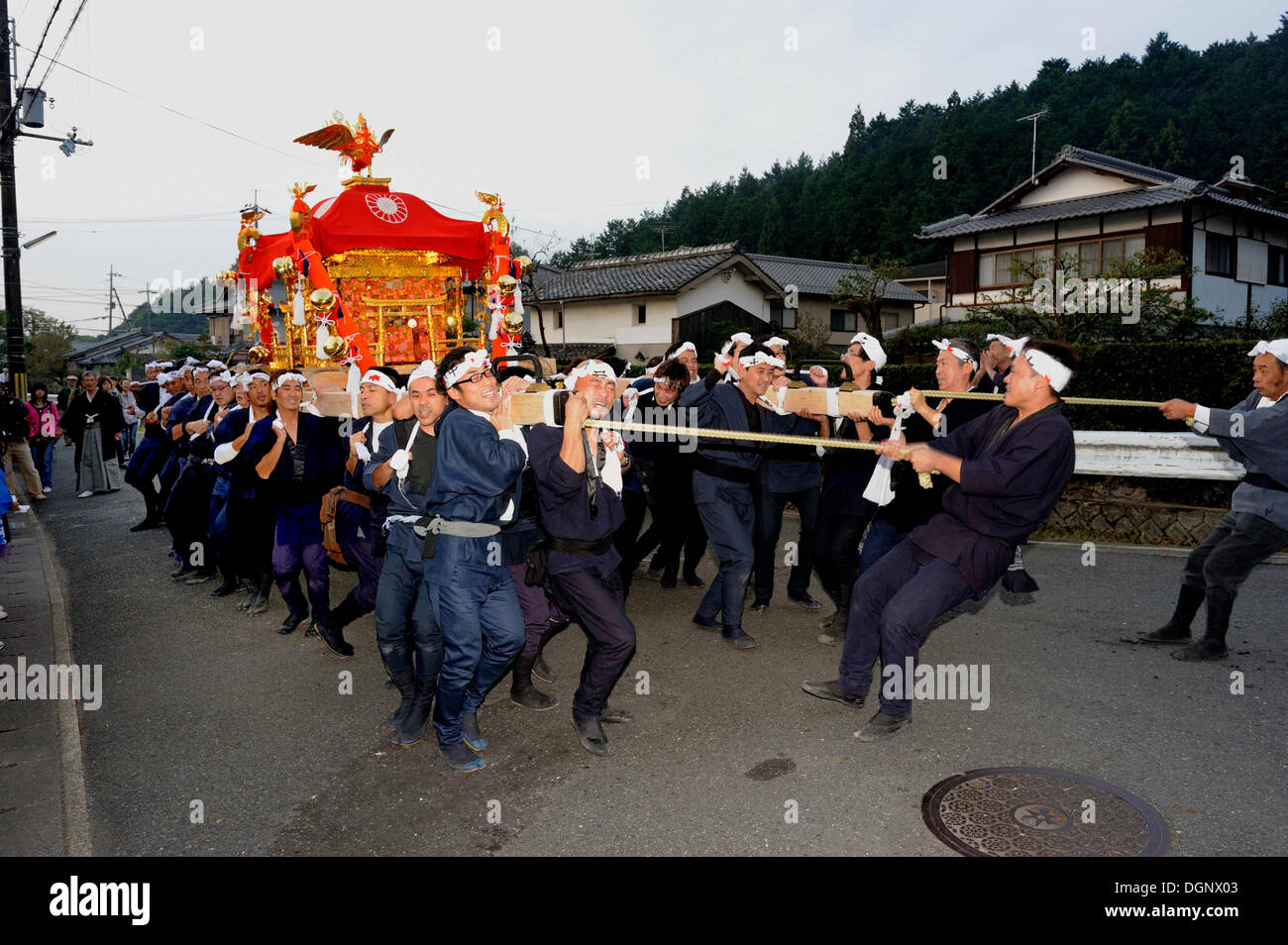 Mobile santuari Shintoisti sono portati attraverso il quartiere in una processione, Iwakura a Kyoto, Giappone, Asia orientale, Asia Foto Stock