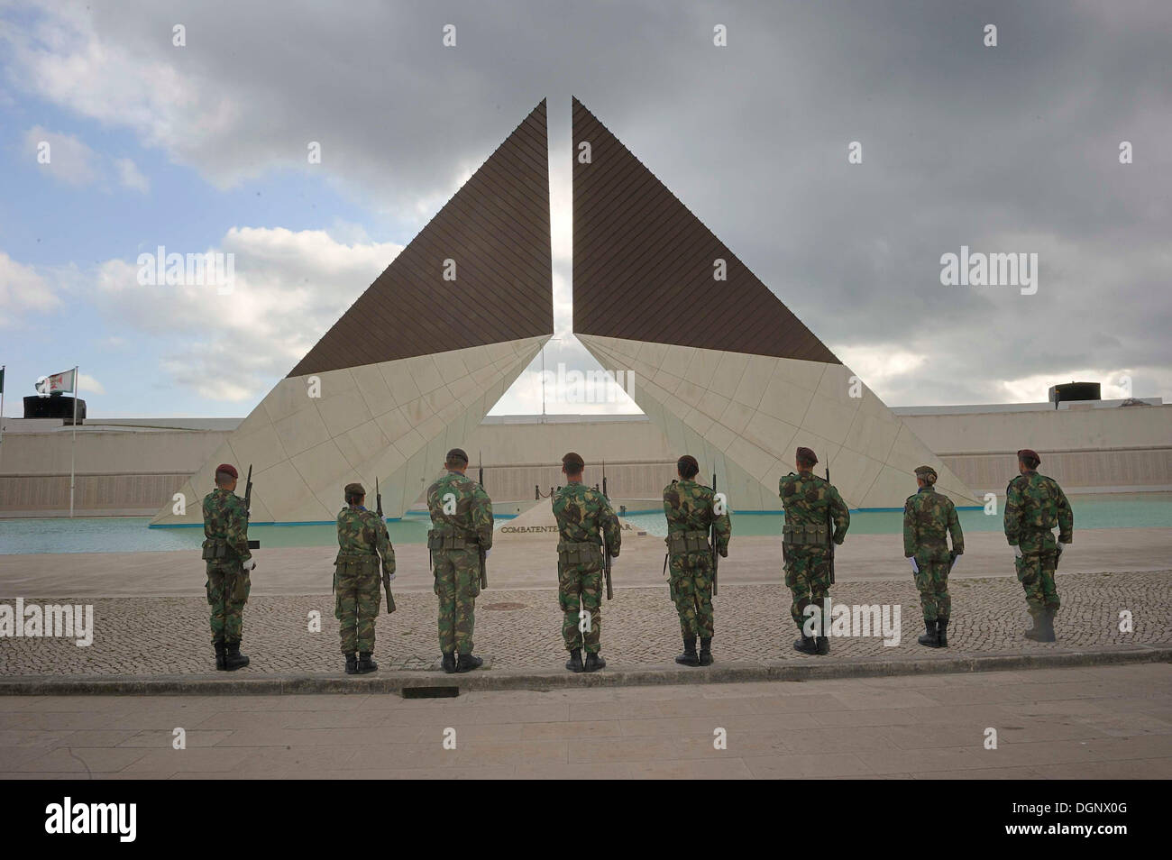 Cambio della guardia al Monumento Nacional aos Combatentes do Ultramar monumento, dall'architetto Francisco José Ferreira Foto Stock