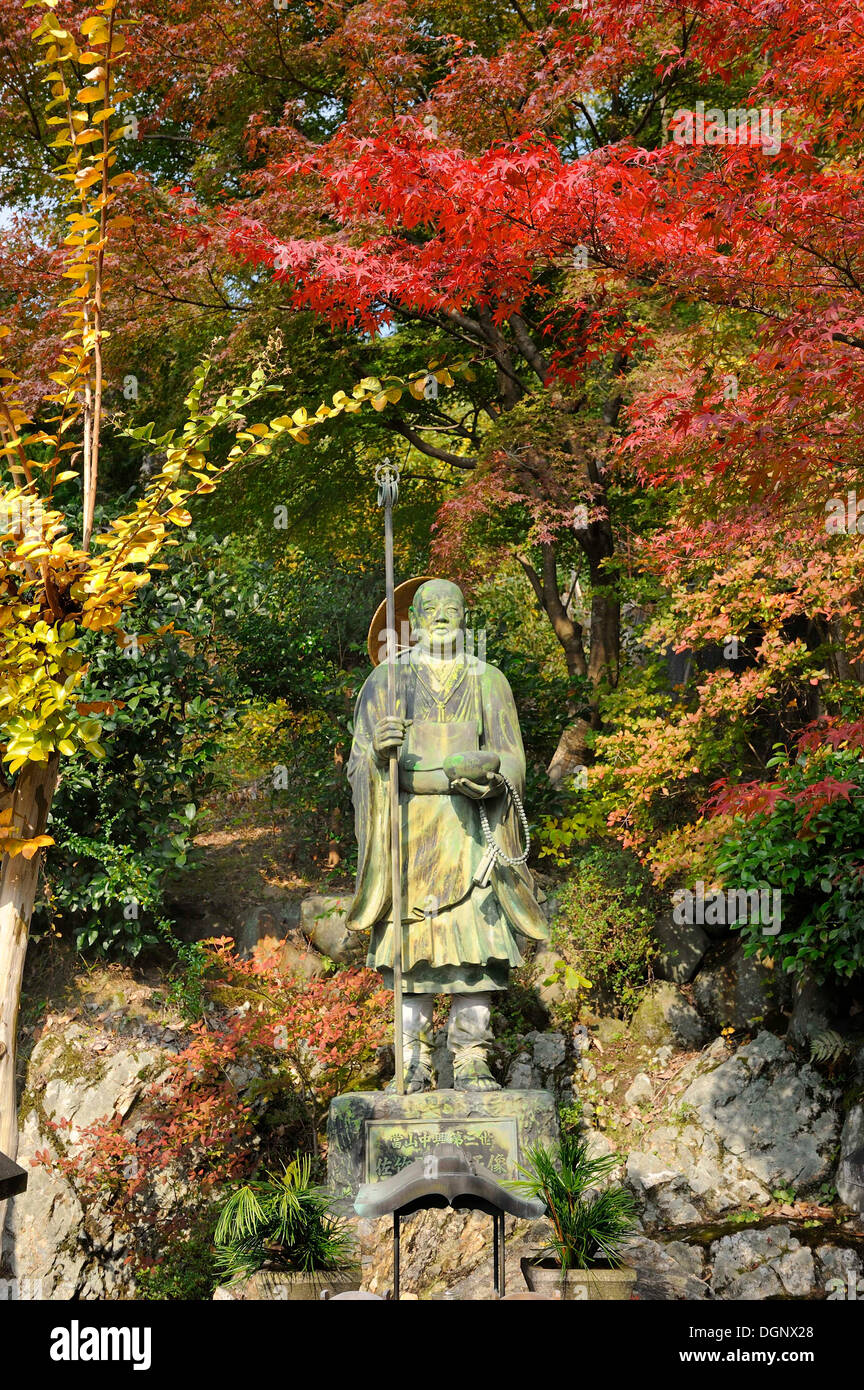 Sat possono Ing Tempio con una statua del Buddha, acero e gingko alberi con rosso e giallo fogliame autunnale sul retro, Iwakura, Kyoto Foto Stock