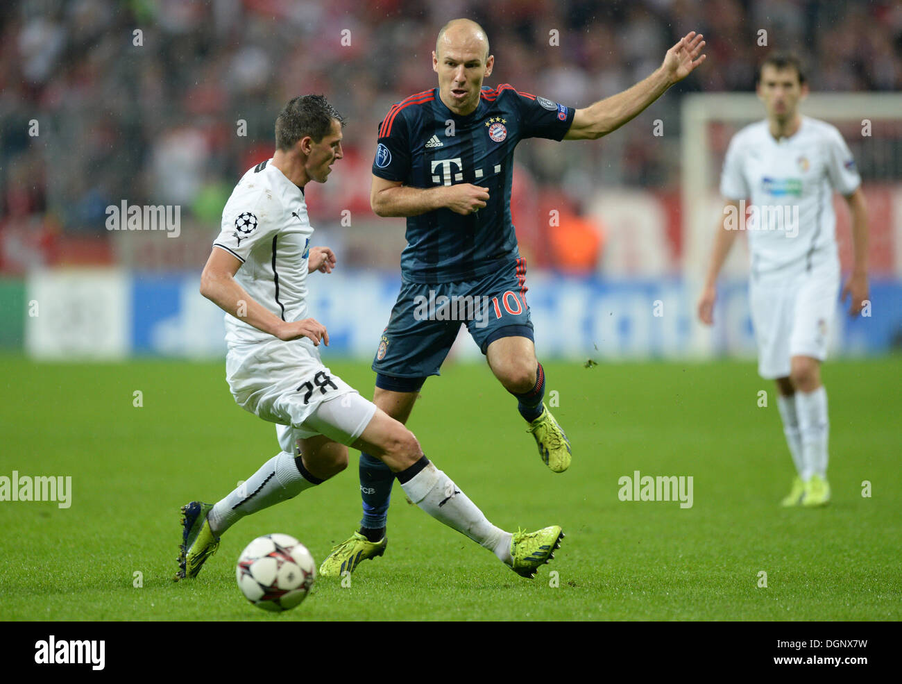 Monaco di Baviera, Germania. 23 Ott, 2013. Monaco di Baviera Arjen Robben (R) il sistema VIES per la palla con Pilsen Mariani Cisovsky durante la Champions League gruppo D match tra Bayern Monaco e Viktoria Pilsen a stadio Allianz Arena di Monaco di Baviera, Germania, il 23 ottobre 2013. Foto: Andreas Gebert/dpa/Alamy Live News Foto Stock