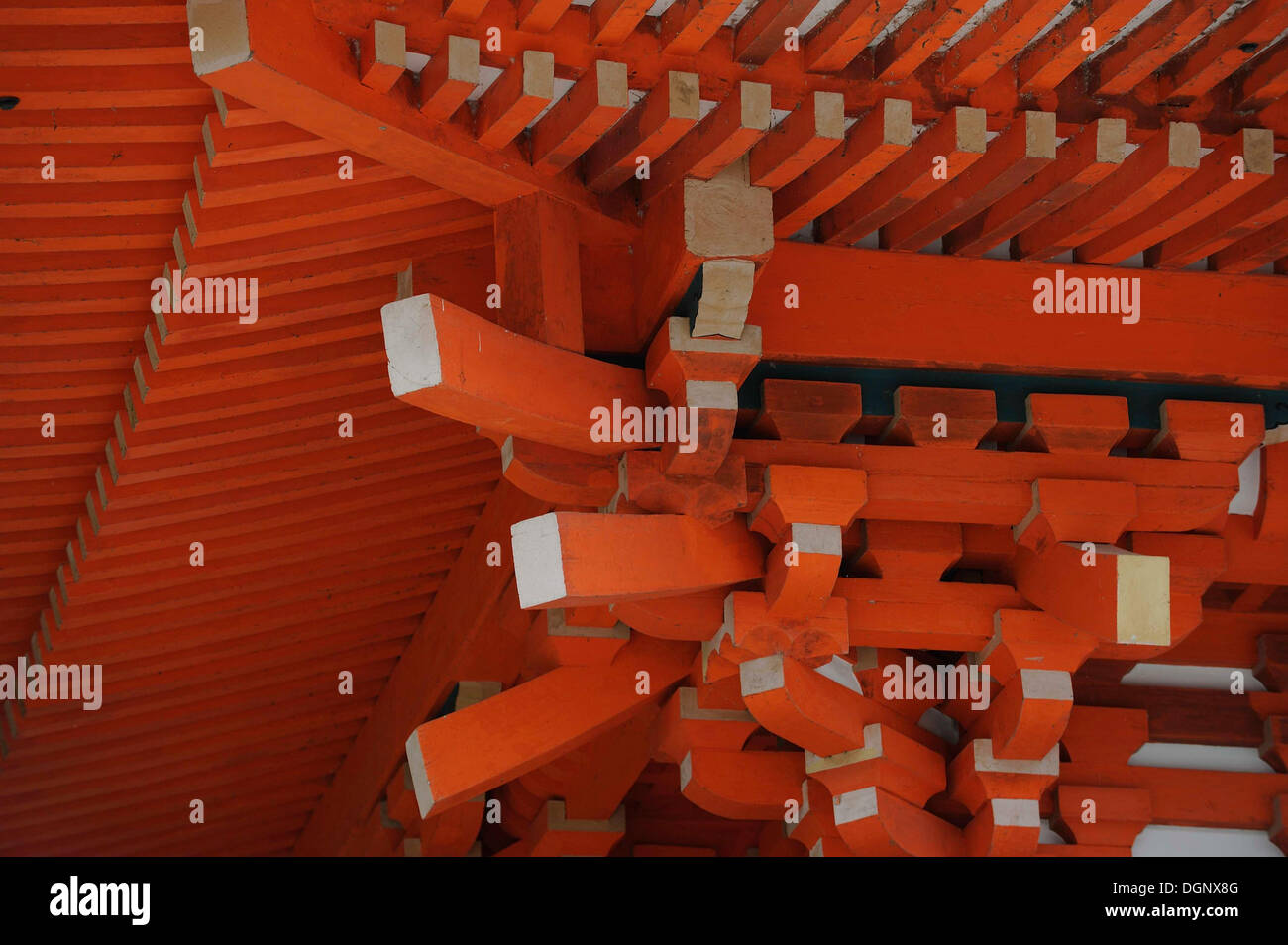 Una complicata struttura reticolare sotto il tetto del rivellino presso il Santuario Shimogamo, Kyoto Kinki regione, Giappone Foto Stock