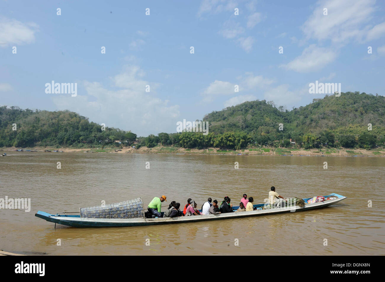 Piccoli traghetti passeggeri con laotiani attraversando il fiume Mekong, Mekong, Luang Prabang, Luang Prabang Provincia, Laos Foto Stock