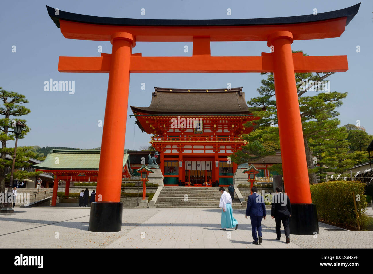 Torii al di fuori il Fushimi Inari Taisha Sacrario scintoista, Fushimi, Kyoto Kinki regione, Giappone Foto Stock