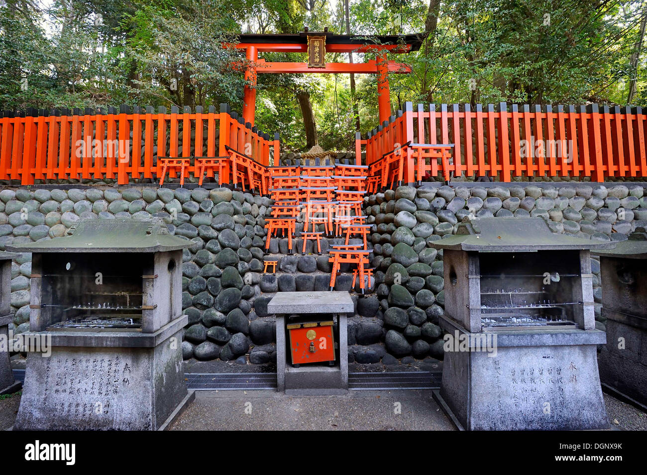 Torii in corrispondenza di un luogo sacro nella foresta, Fushimi Inari Taisha Sacrario scintoista, Fushimi, Kyoto Kinki regione, Giappone Foto Stock