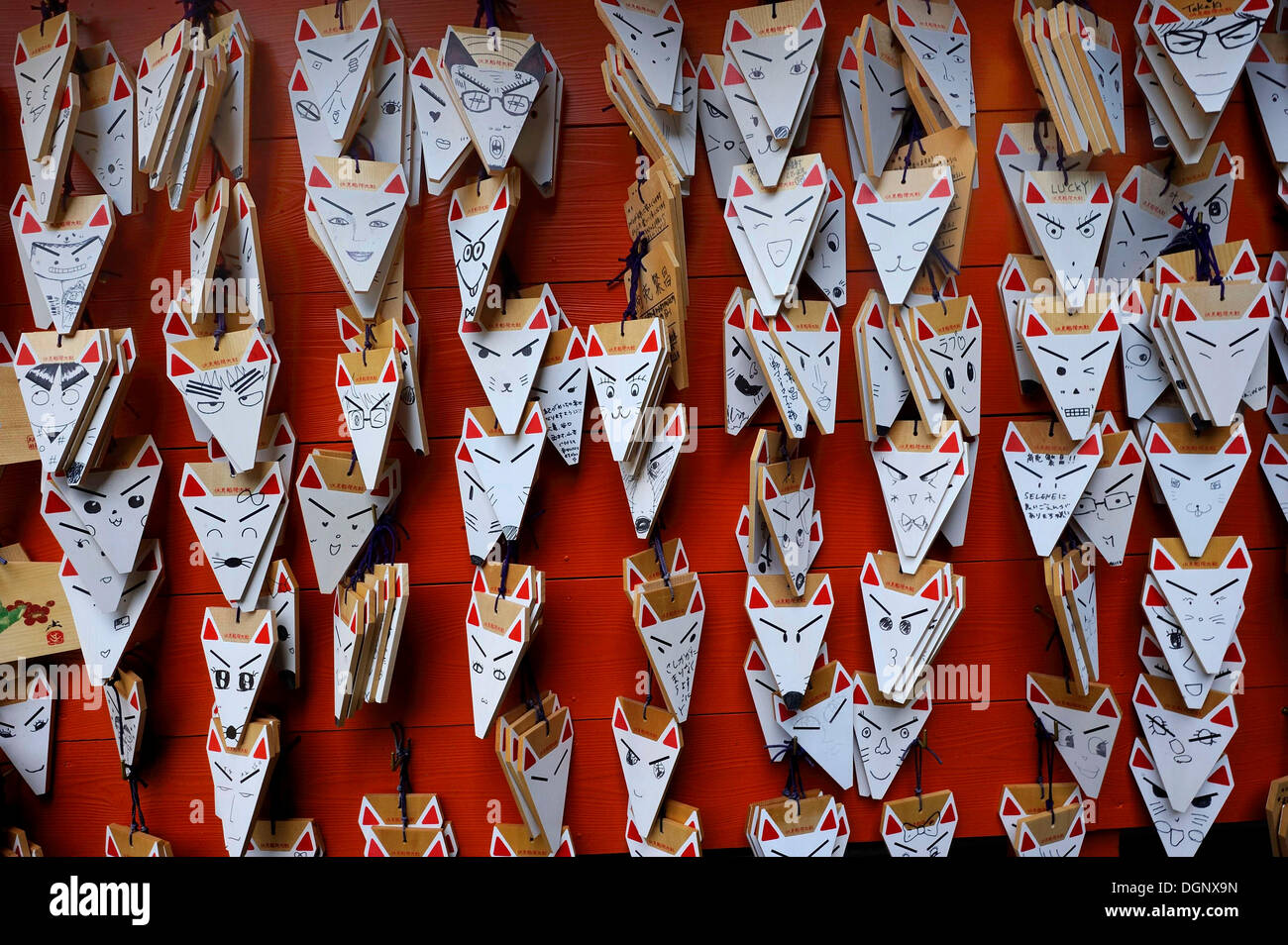Volpi capi in vendita come buona fortuna charmes un negozio, offerte votive, Fushimi Inari Taisha Sacrario scintoista, Fushimi, Kyoto Foto Stock