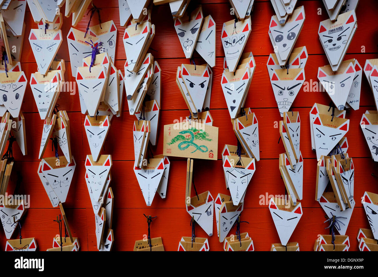Volpi capi in vendita come buona fortuna charmes un negozio, offerte votive, Fushimi Inari Taisha Sacrario scintoista, Fushimi, Kyoto Foto Stock