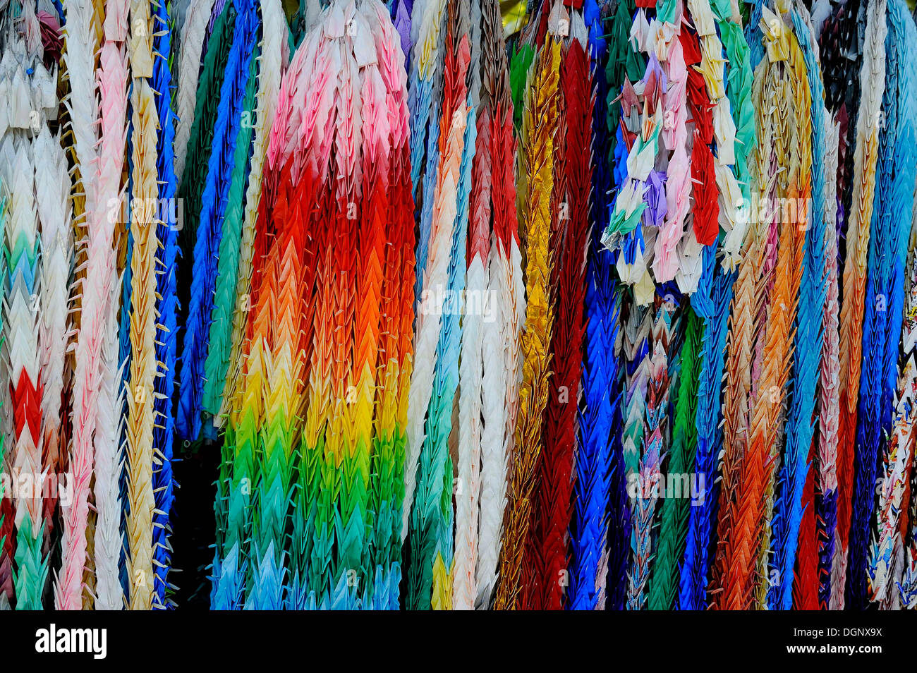 Ghirlande di oggetti piegati in vendita come buona fortuna charms, origami, Fushimi Inari Taisha Sacrario scintoista, Fushimi, Kyoto Foto Stock