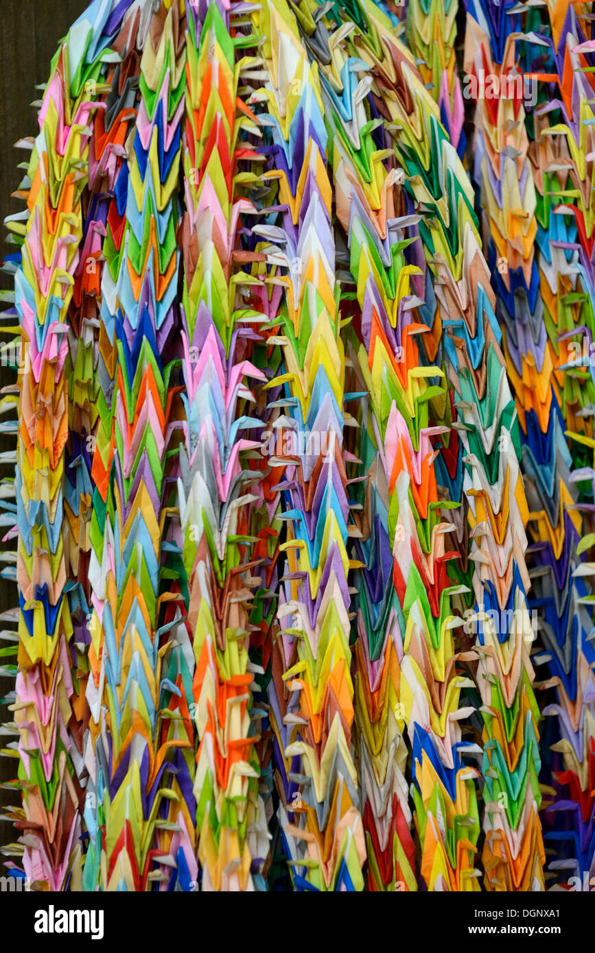 Ghirlande di oggetti piegati in vendita come buona fortuna charms, origami, Fushimi Inari Taisha Sacrario scintoista, Fushimi, Kyoto Foto Stock