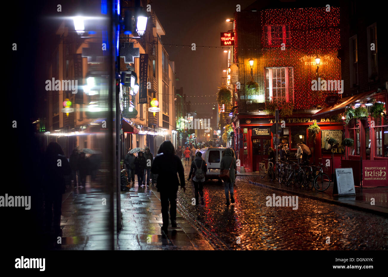 Passanti in strada al di fuori del Temple Bar, di notte, Dublino, Leinster, Irlanda Foto Stock