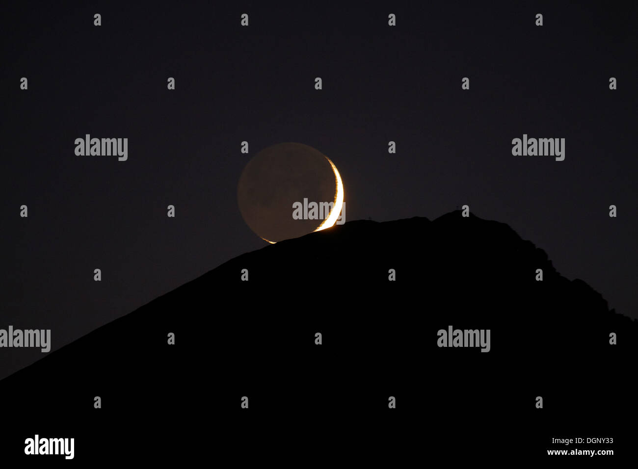 Luna sopra Nockspitze mountain, Tirolo, Austria Foto Stock