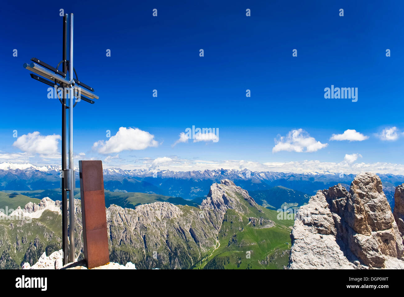 Vista da Mt. Il Sass Rigais, Geislerspitzen, alla Val Pusteria, Val Pusteria, Dolomiti, Alto Adige, Italia, Europa Foto Stock